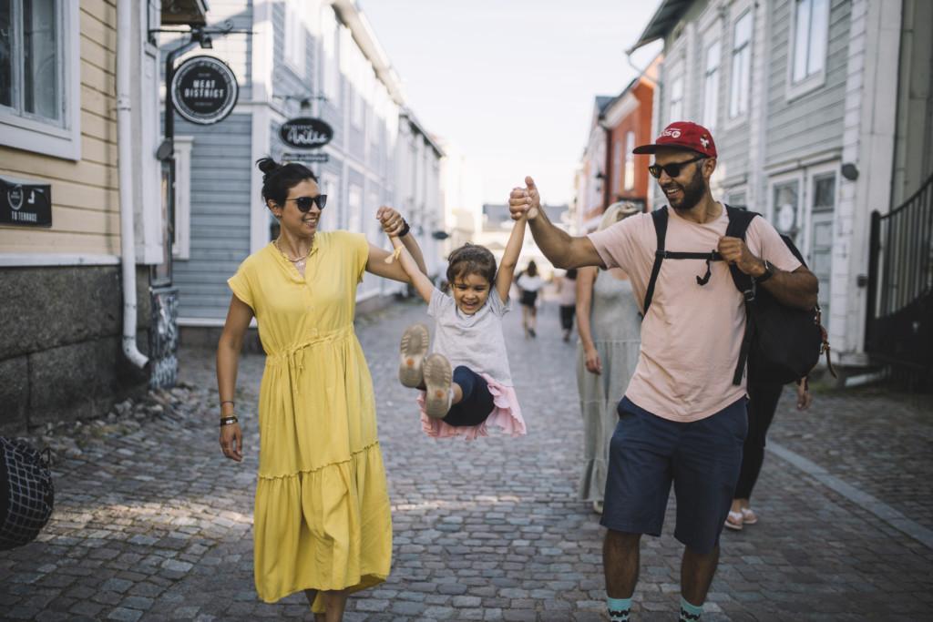 Familj i gamla stan i Borgå.