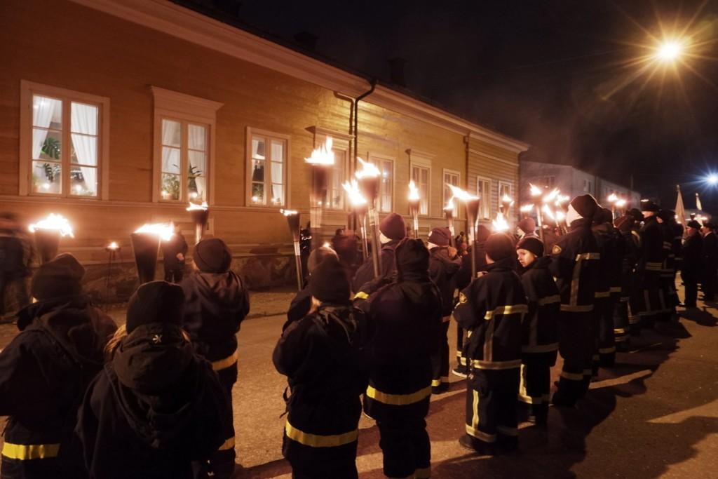 Soihtukulkue Runebergin kodin edustalla.