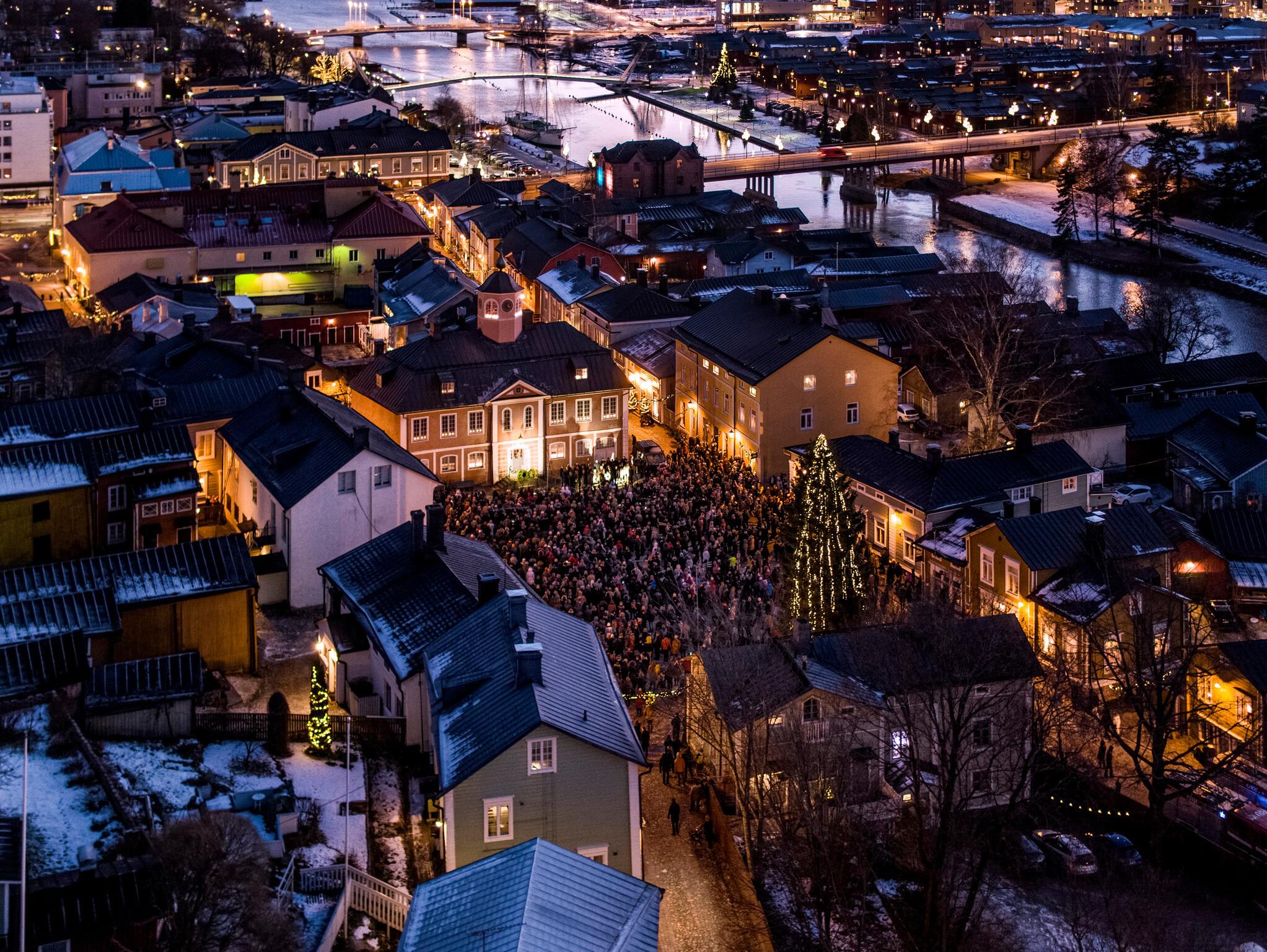 Ilmakuva jouluisesta Porvoosta. Väkijoukko kokoontunut Raatihuoneentorille joulurauhan julistukseen.