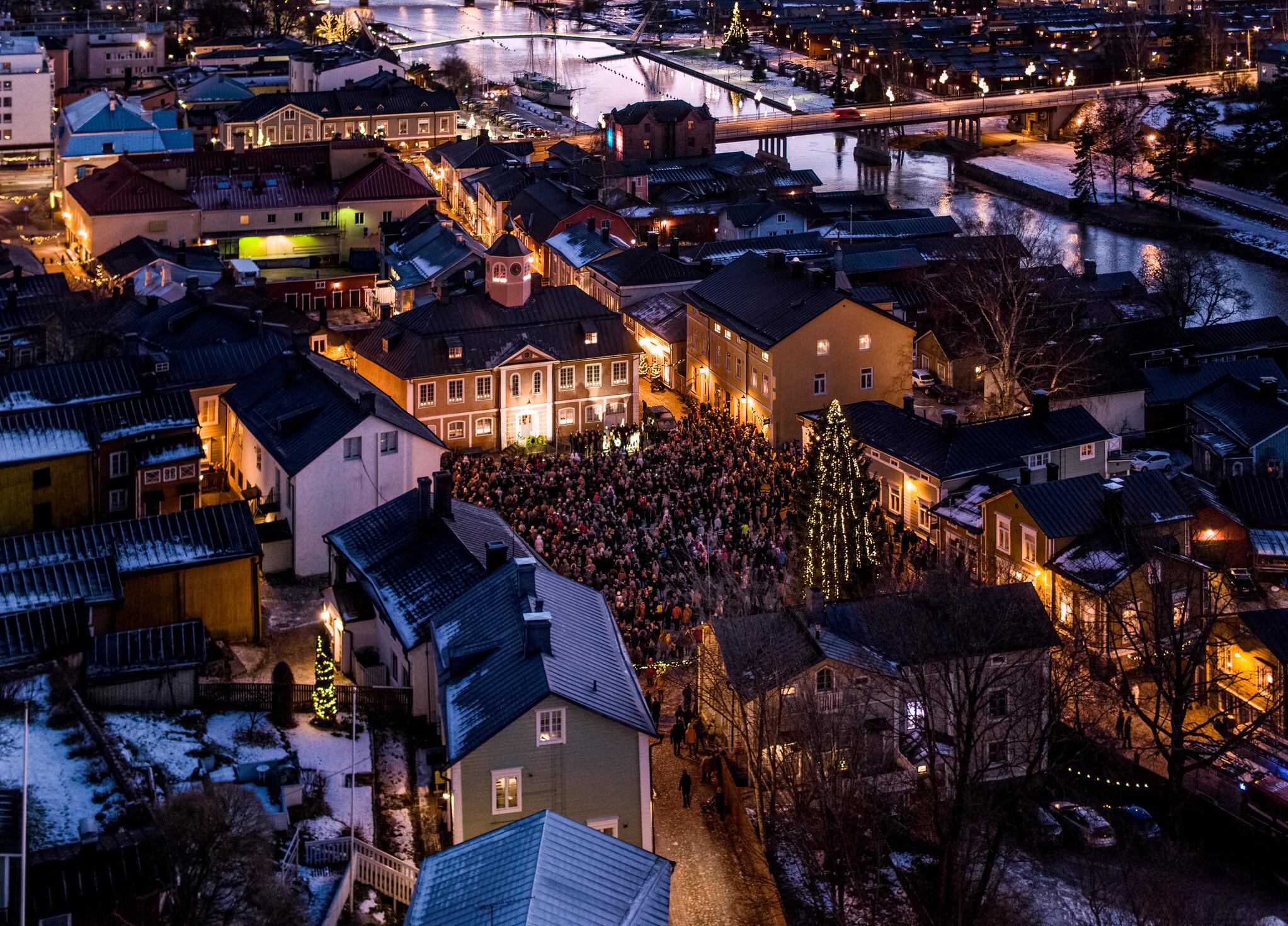 Luffoto över Borgå vid juletid. Folksamling på Rådhustorget för att utlysa julfreden.