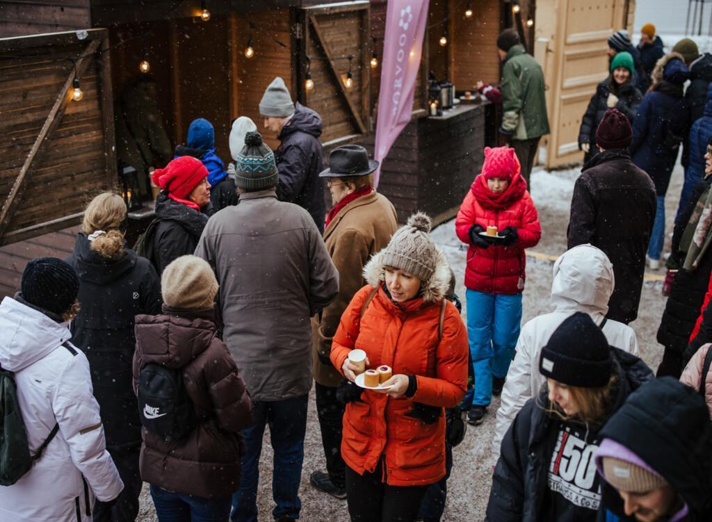 Joukko ihmisiä museon pihalla talvella.