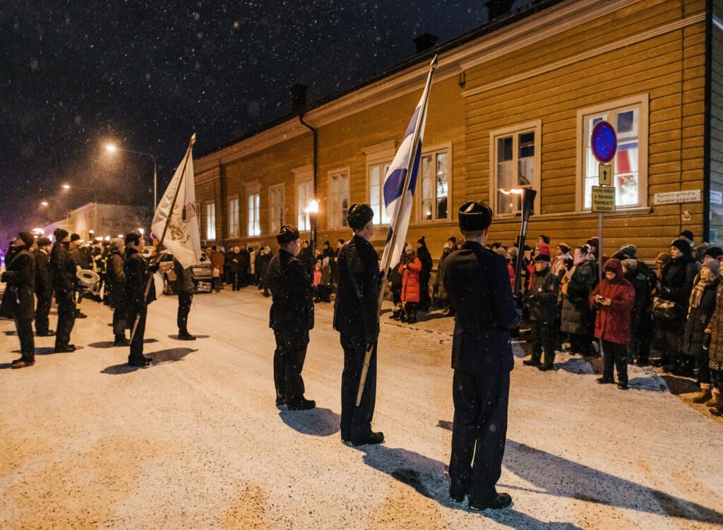 Soihtukulkue Runebergin kodin edessä.