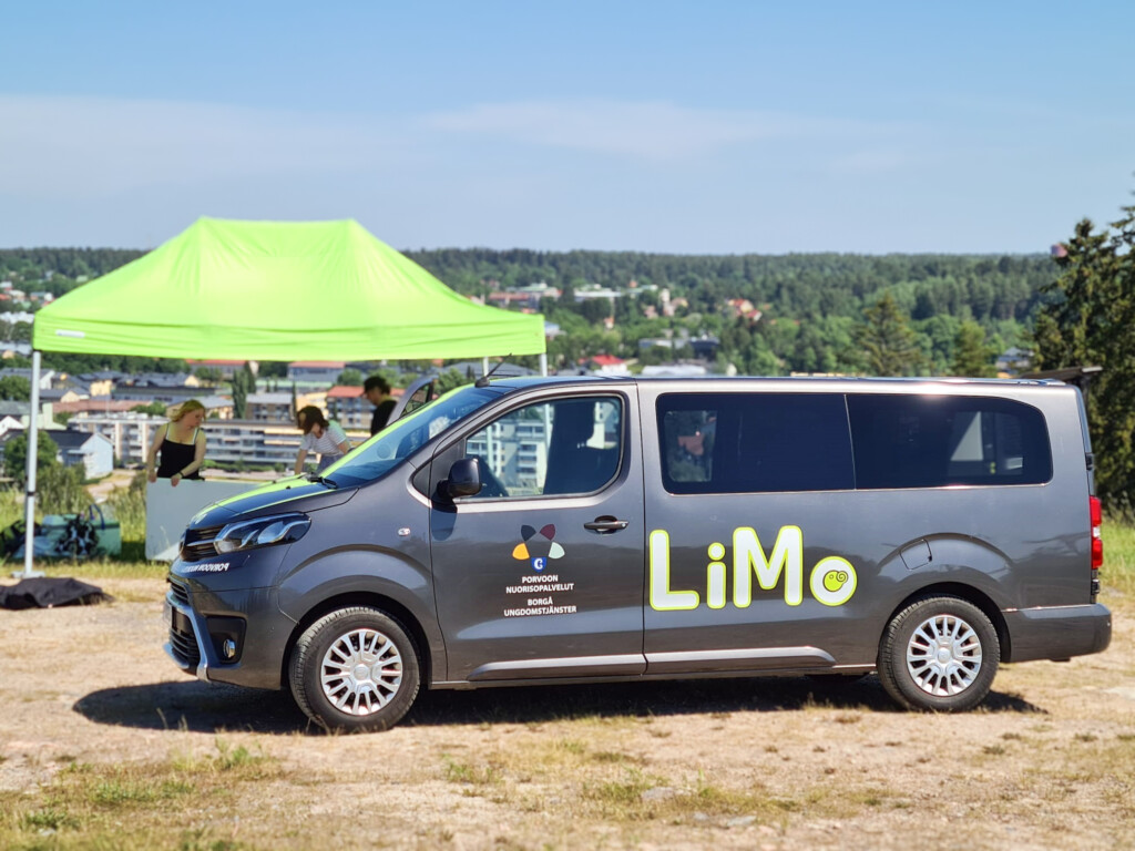 Nuorisopalveluiden Limo-auto