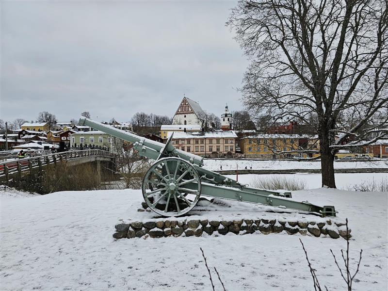 Porvoon vanhan sillan kupeessa tykki talvisessa maisemassa.