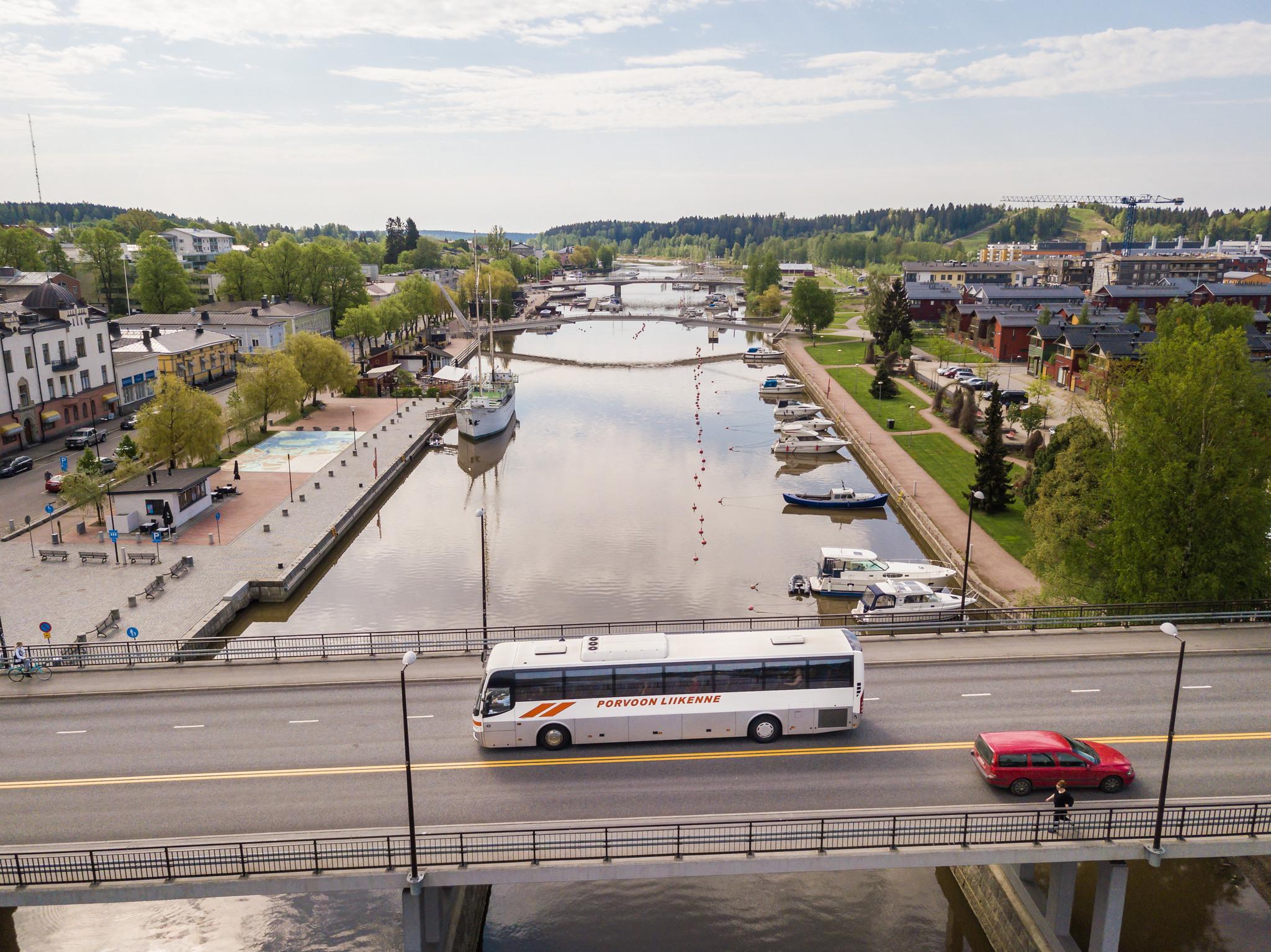 Buss kör på bron över Borgå ån.