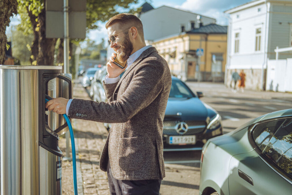 Sähköauton lataaminen