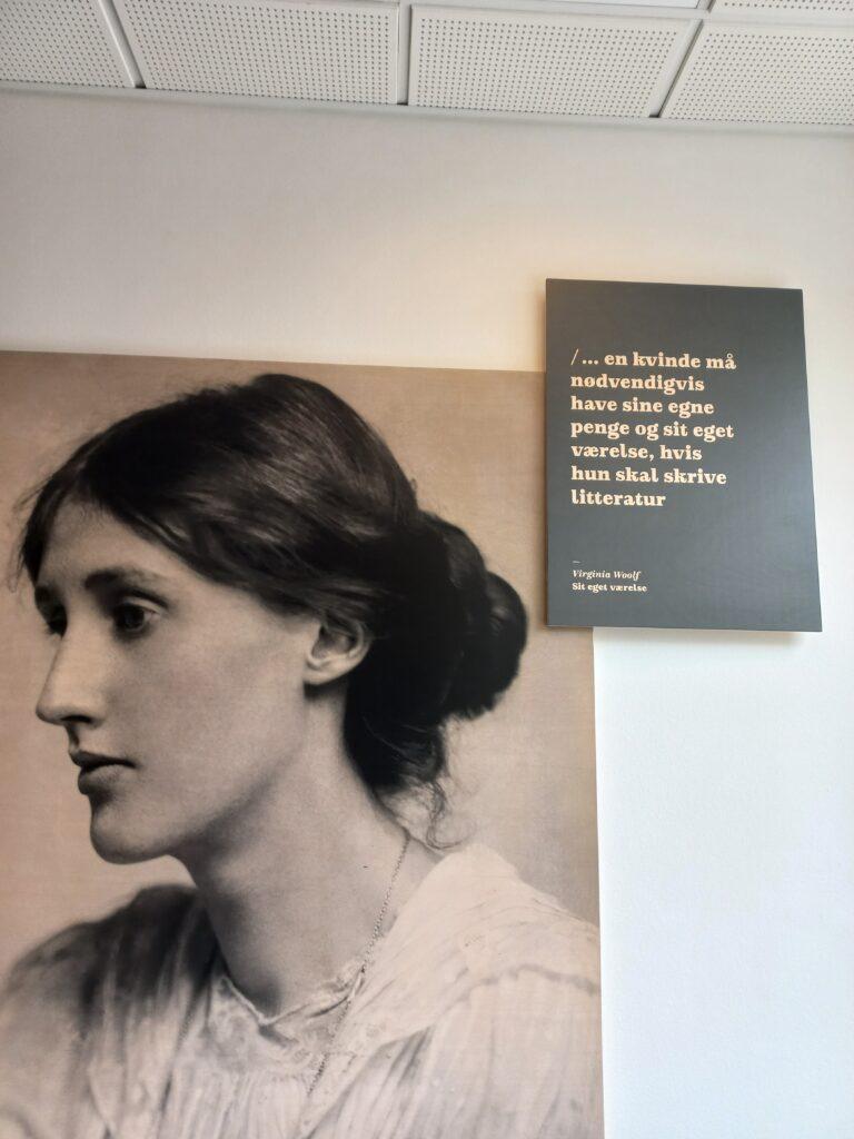 Virginia Woolfin kuva ja teksti seinällä.