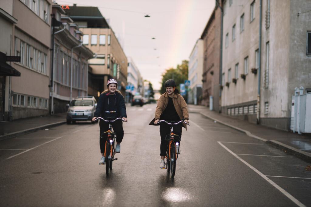 Polkupyöräilyä Porvoon keskustassa.