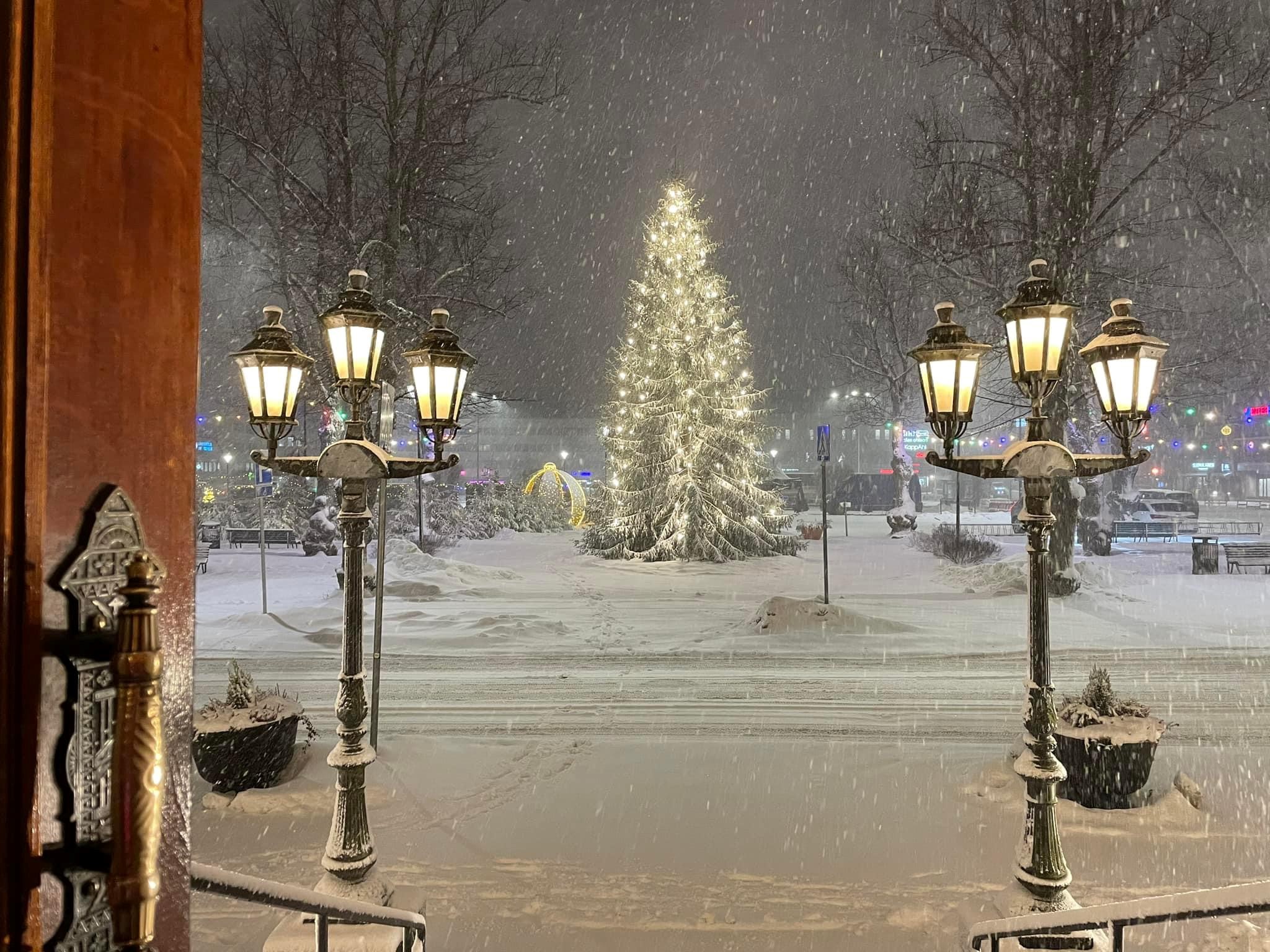 Näkymä Porvoon kaupungintalolta torille päin. Kuvassa näkyy lumipeite ja joulukuusi.