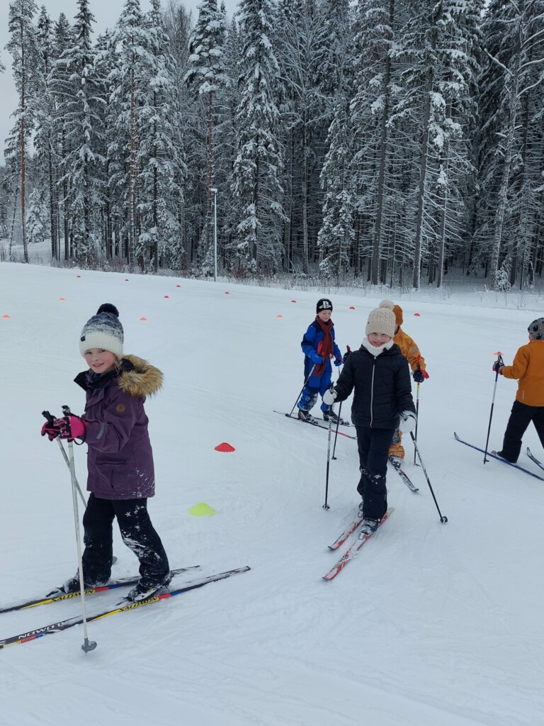 Lapsia hiihtämässä.