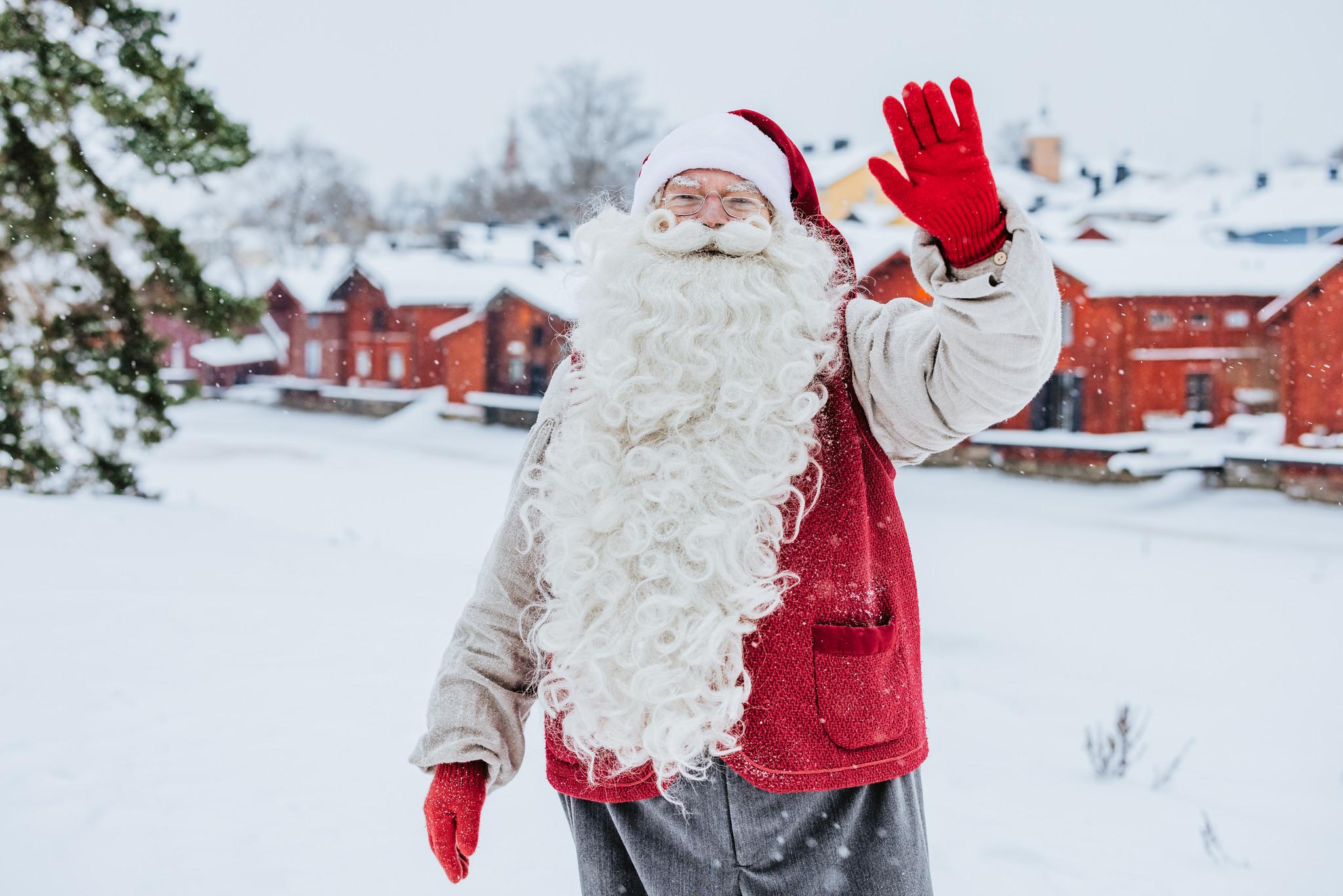 Joulupukki ja ranta-aitat talvella